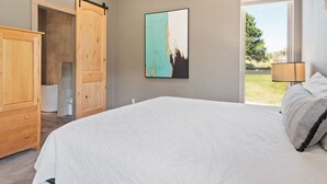 3 bedrooms, iron/ironing board, travel crib, WiFi (free)