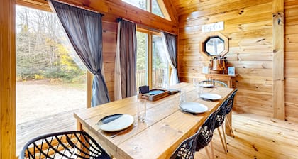 Dog-friendly log cabin on 44 acres with woodstove & porch, near lakes/skiing