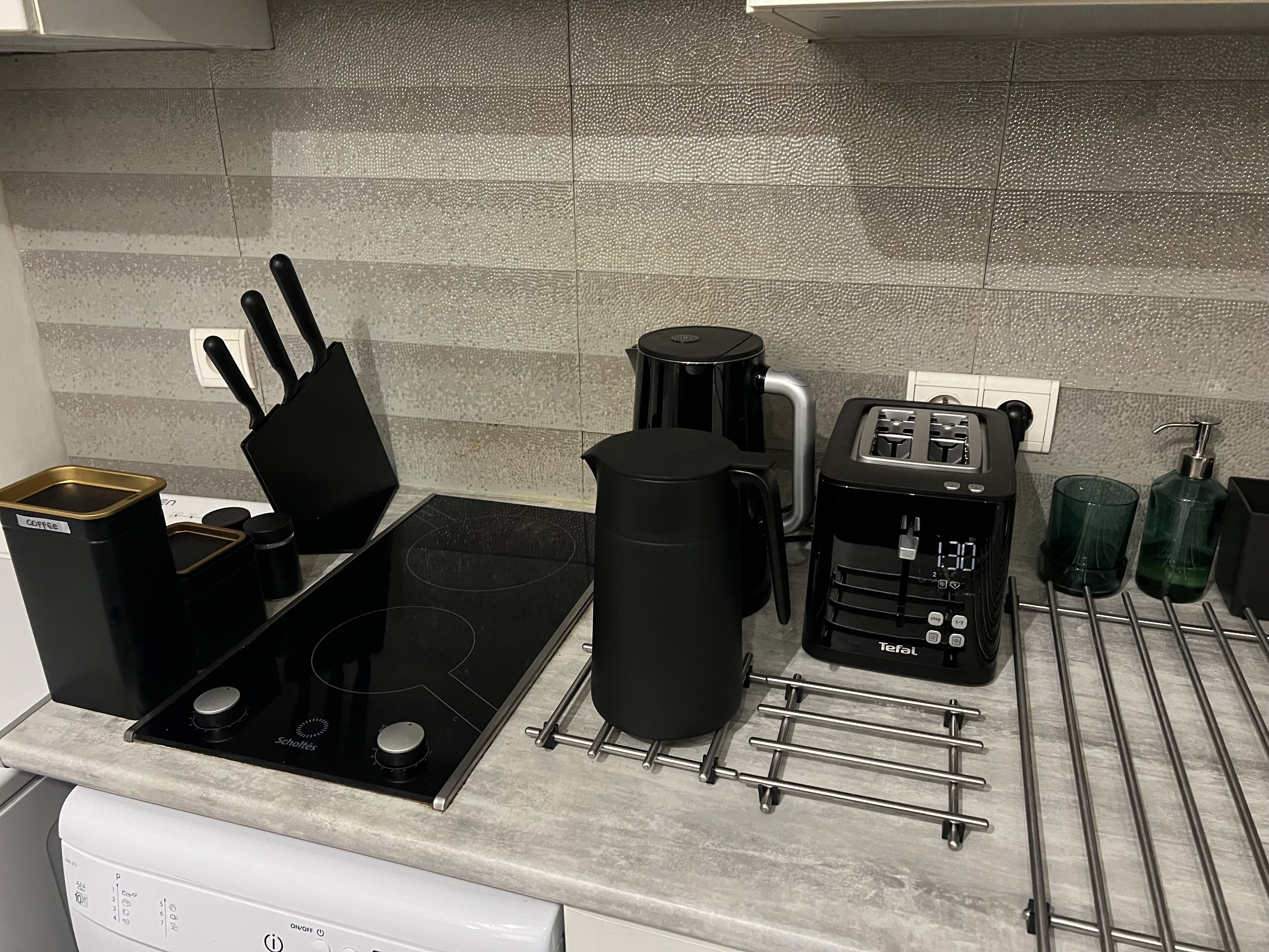 Fridge, microwave, dishwasher, coffee/tea maker