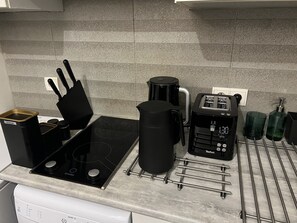 Réfrigérateur, micro-ondes, lave-vaisselle, cafetière/bouilloire