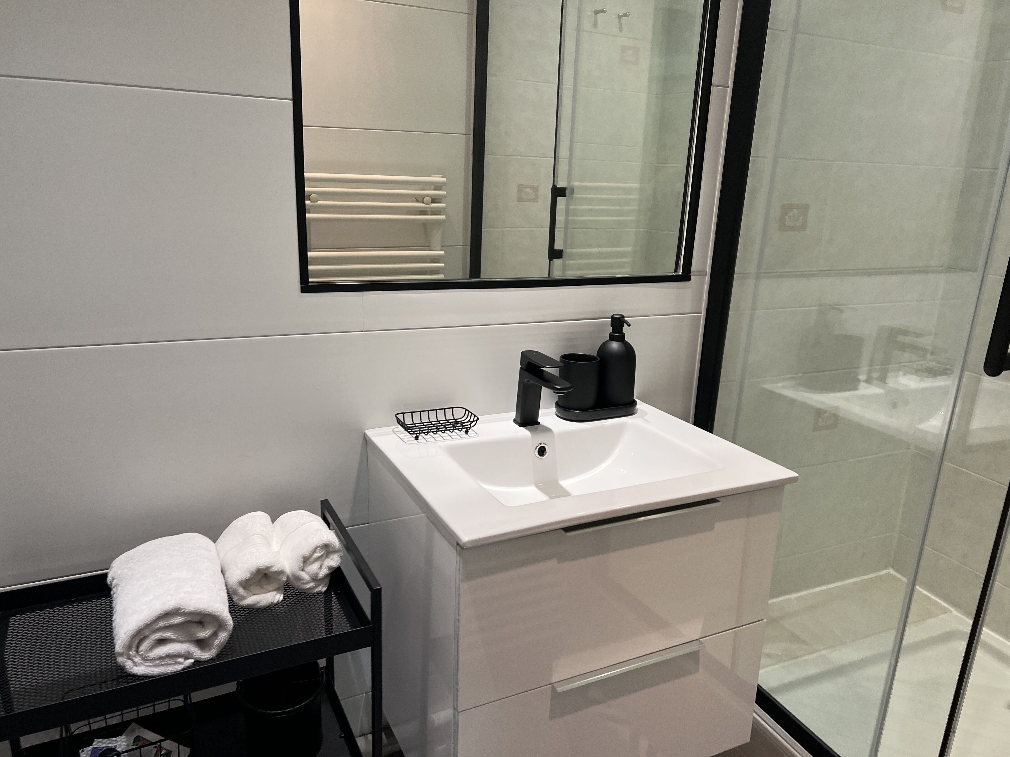 Douche, sèche-cheveux, serviettes fournies, savon