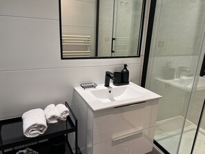 Shower, hair dryer, towels, soap - Louvre-Rivoli 1 bedroom apartment (Paris)