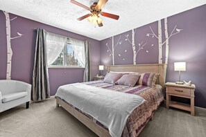 5 bedrooms, iron/ironing board, travel cot, free WiFi - Walk to Bass Lake | Hot Tub & Fire Pit - Sleeps 10 (Traverse City)