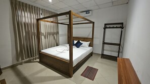 7 bedrooms, iron/ironing board, WiFi, bed sheets