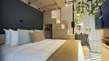 Iron/ironing board, free WiFi, bed sheets