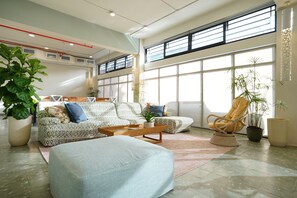 Lobby sitting area - La Manzana by Wynwood House  (Panama City)
