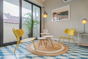 Leilighet (15) | Oppholdsområde | En 40-tommers smart-TV med kabel-kanaler