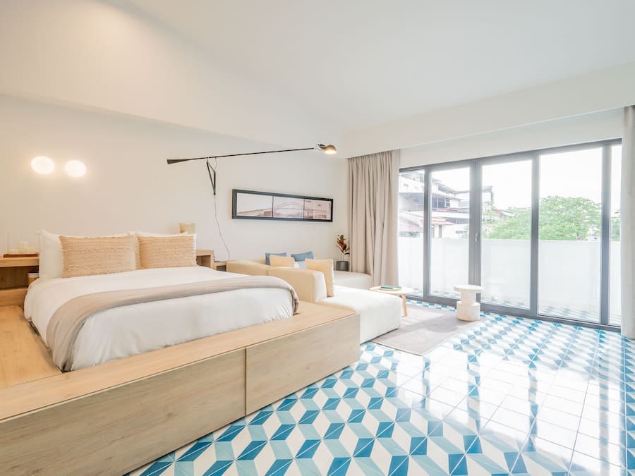 Tabla de planchar con plancha, wifi gratis y ropa de cama