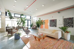 Lobby sitting area - La Manzana Barrio Vivo by Wynwood (Panama City)