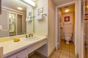 Ein Badezimmer mit Waschbecken, Spiegel und Toilette.