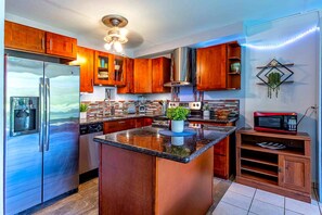 Fridge, microwave, oven, stovetop - Kihei Kai Nani 1BR Vintage Hawaiian Décor, Prime Location, Across Beach (Kihei)