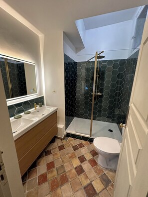 Douche, sèche-cheveux, serviettes fournies, savon