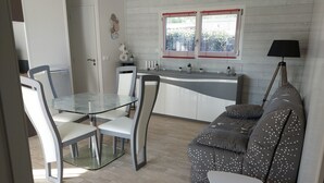 Ett modernt kök med en matplats, en soffa och en lampa.