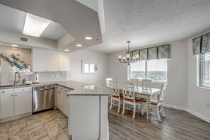 Fridge, microwave, oven, stovetop - Brighton Centerpiece (Myrtle Beach)