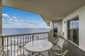 Outdoor dining - Royale Palms Penthouse Kingston Resort Myrtle Beach (Myrtle Beach)