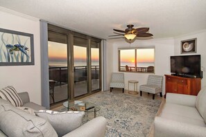 Smart TV, fireplace, DVD player - Ocean Front Slice of Heaven (Myrtle Beach)