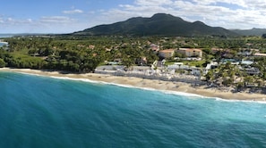 Chaises longues, serviettes de plage