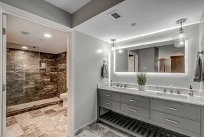 Shower, hair dryer, towels - ALL NEW Family Jewel Myrtle Beach (Myrtle Beach)