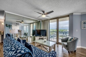 TV connectée, cheminée, lecteur de DVD, table de tennis de table