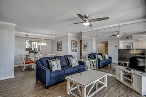 Smart TV, chimenea, reproductor de DVD y tenis de mesa 