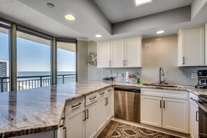 Fridge, microwave, oven, stovetop - The Love Shack Myrtle Beach (Myrtle Beach)