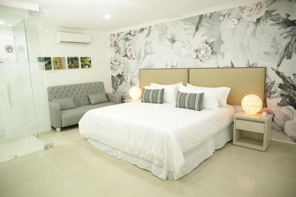 Premium bedding, down comforters, minibar, desk