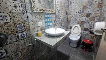 Standaard appartement | Badkamer | Een haardroger, vloerverwarming, handdoeken, zeep