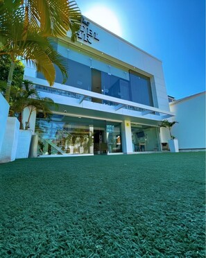 Vista frontal de la propiedad