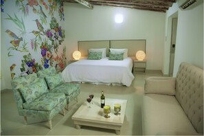 Habitación doble Deluxe, 1 cama King size | 1 habitación, ropa de cama de alta calidad, edredón y minibar 