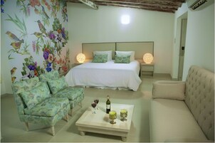 Ropa de cama de alta calidad, cubrecamas, minibar y escritorio 