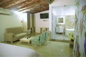 Ropa de cama de alta calidad, cubrecamas, minibar y escritorio 