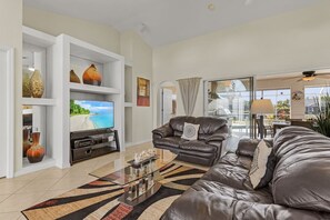 Een televisie en een stereo