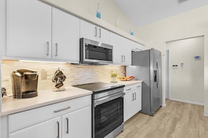 Refrigerador, microondas, horno y parrilla de estufa