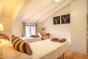 4 室のベッドルーム、アイロン / アイロン台、WiFi (無料)、ベッドシーツ