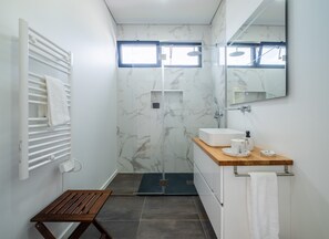 Een douche, een haardroger, handdoeken, zeep