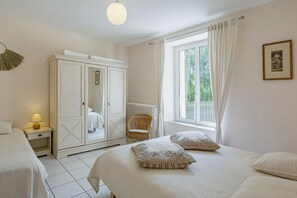 5 bedrooms, desk, iron/ironing board, travel cot - LE Moulin DE Bouqueuil (Saint-Lubin-en-Vergonnois)
