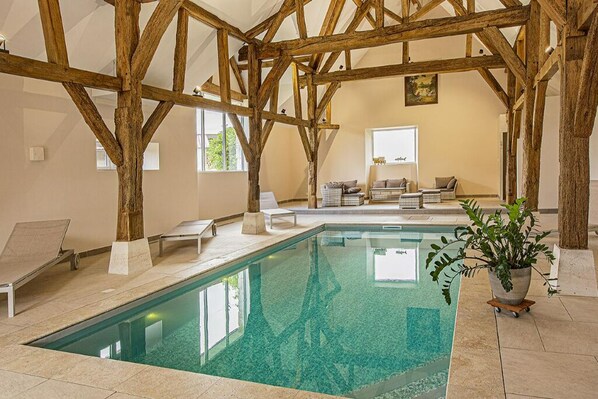 Indoor pool, a heated pool - LE Moulin DE Bouqueuil (Saint-Lubin-en-Vergonnois)
