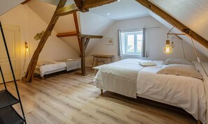 5 Schlafzimmer, Schreibtisch, Bügeleisen/Bügelbrett, Reisekinderbett