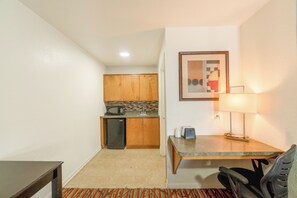 Desk, iron/ironing board, free WiFi, bed sheets - High Five Inn Killeen-Forthood (Killeen)