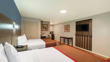 Een bureau, een strijkplank/strijkijzer, gratis wifi, beddengoed