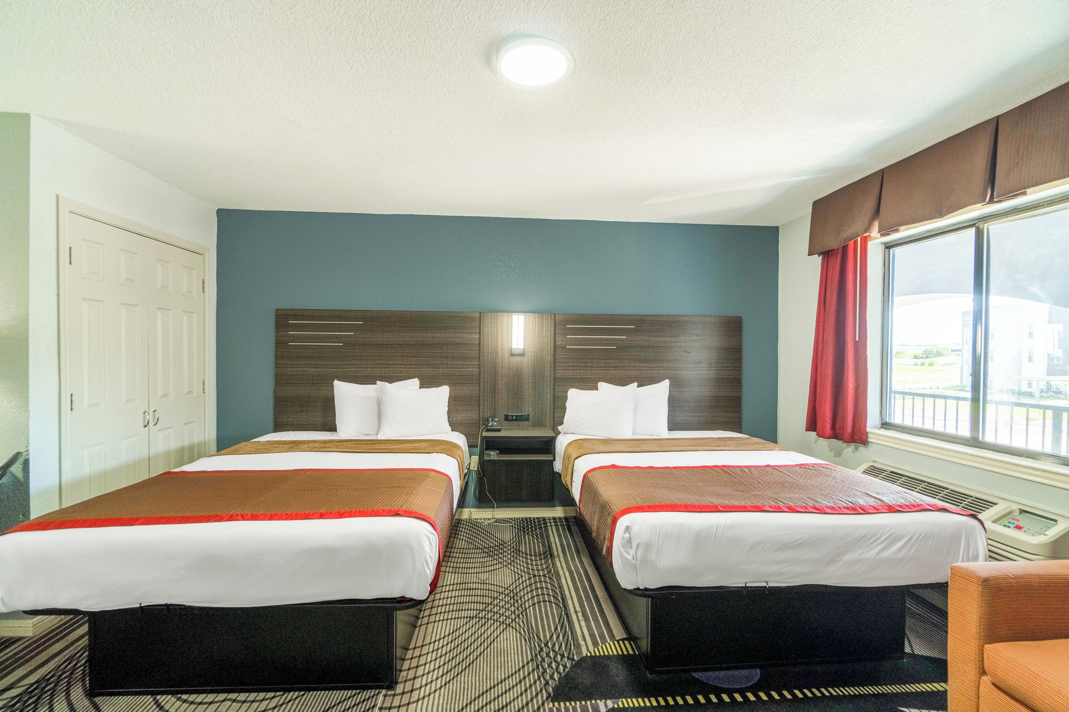 ห้องสแตนดาร์ด, เตียงควีนไซส์ 2 เตียง, ปลอดบุหรี่ | โต๊ะทำงาน, เตารีด/โต๊ะรีดผ้า, Wi-Fi ฟรี, ผ้าปูที่นอน