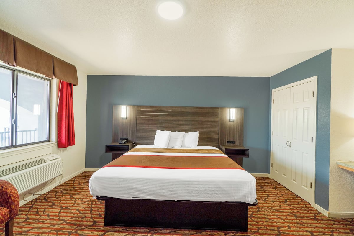 Chambre Standard, 1 très grand lit, non-fumeur | Bureau, fer et planche à repasser, accès au Wi-Fi (inclus)