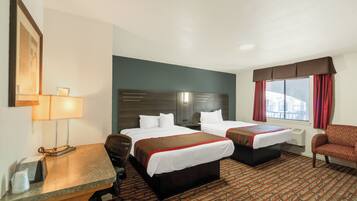 Kamar Standar, 2 Tempat Tidur Queen, Bebas Asap Rokok | Meja kerja, setrika/meja setrika, Wi-Fi gratis, dan seprai linen