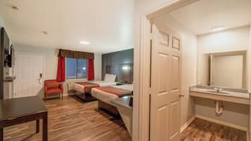 Chambre Standard, 2 grands lits, fumeur | Bureau, fer et planche à repasser, accès au Wi-Fi (inclus)