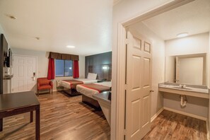 Chambre Standard, 2 grands lits, fumeur | Bureau, fer et planche à repasser, accès au Wi-Fi (inclus)