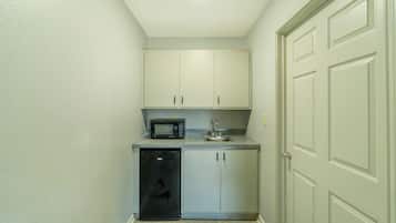 Skrivebord, strykejern/-brett, wi-fi (inkludert) og sengetøy