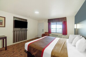 Escritorio, tabla de planchar con plancha, wifi gratis y ropa de cama