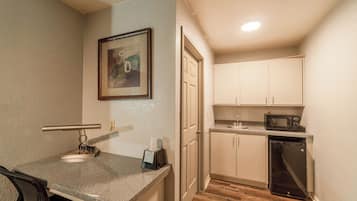 Phòng Tiêu chuẩn, 2 giường cỡ queen, hút thuốc | Bàn, bàn ủi/dụng cụ ủi quần áo, truy cập Internet không dây miễn phí