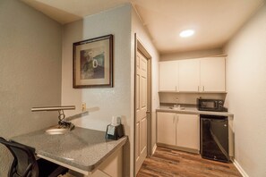 Habitación estándar, 2 camas de matrimonio, fumadores | Escritorio, tabla de planchar con plancha, wifi gratis y ropa de cama