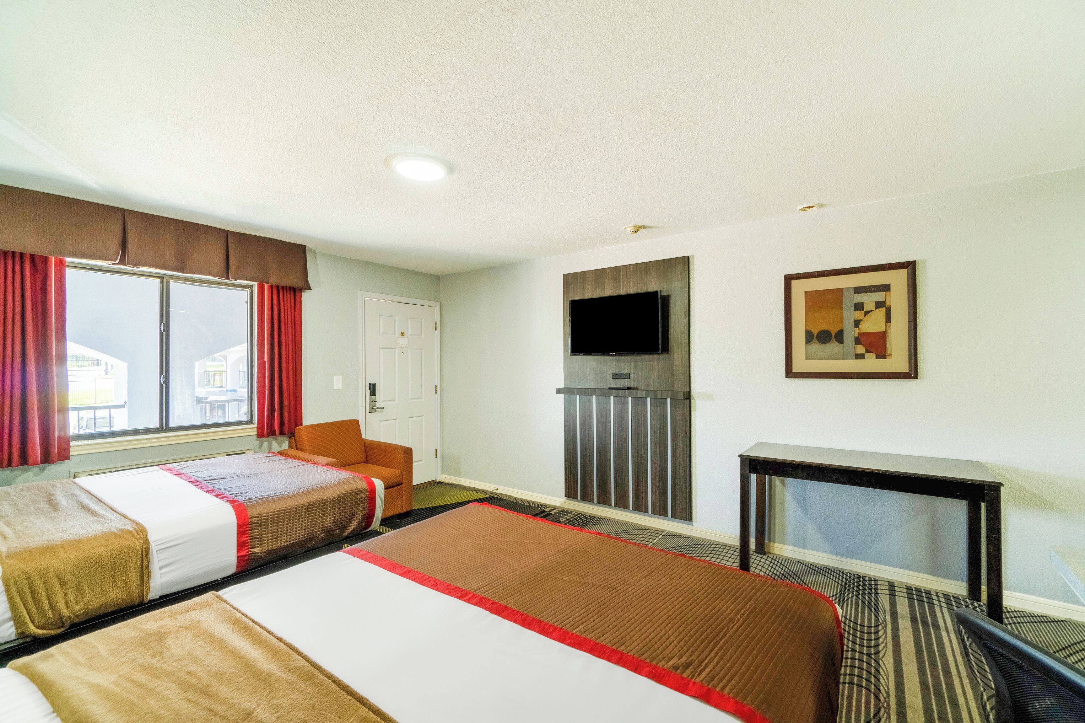 โต๊ะทำงาน, เตารีด/โต๊ะรีดผ้า, Wi-Fi ฟรี, ผ้าปูที่นอน